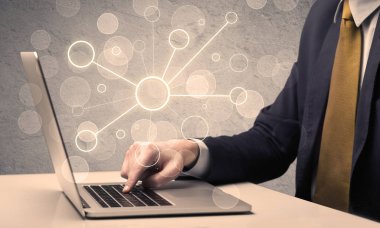 Dizüstü bilgisayarda yazan bilim işçisi