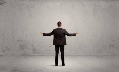 İş adamı boş kentsel alanda kayboldu