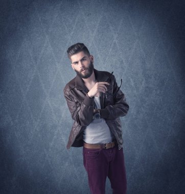 Rahat bir şekilde modern bir genç erkek