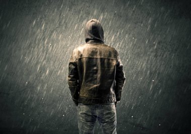 Kapüşonlu hayalet yüzlü adam