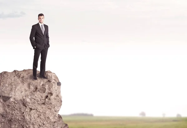 Heureux vendeur sur la falaise dans le pays — Photo