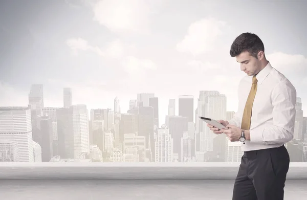 Sales person talking in front of city scape — Stock Photo, Image