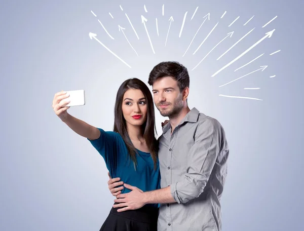 Roztomilý pár se selfie se šipkami — Stock fotografie