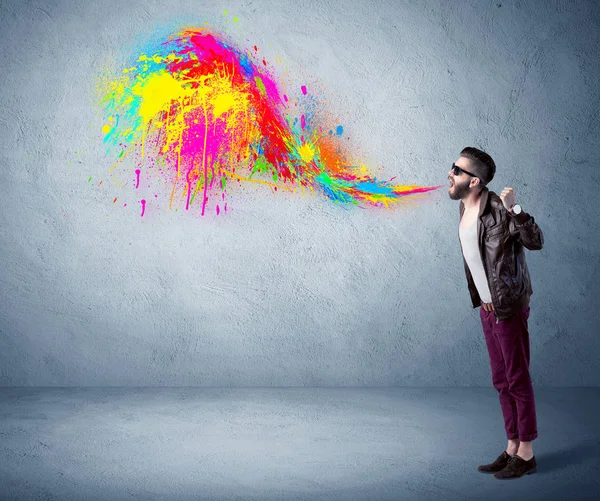 Hipster τύπος φωνάζοντας πολύχρωμο χρώμα στον τοίχο — Φωτογραφία Αρχείου