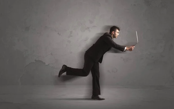 Laufender Geschäftsmann mit Gerät in der Hand — Stockfoto