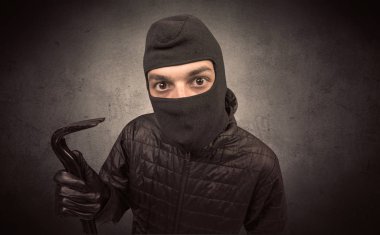 Hırsız aracı ile.