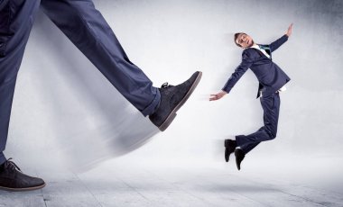 Uzun bacaklı tekme küçük adam