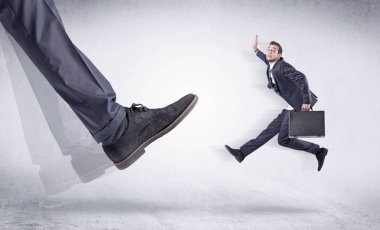 Siyah ayakkabı tekme küçük adam