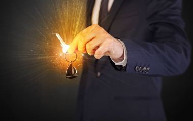 Takım elbiseli adam el tuşları