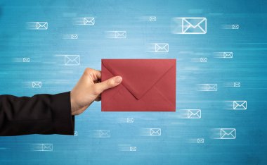 Zarf mesaj sembolleri tutan el