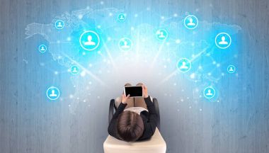 Sandalyede oturan kadın ile sosyal medya kavramı