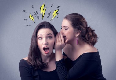 Kız onu kız arkadaşına gizli şeyler söylüyorum