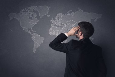 Dünya haritası olan iş adamı