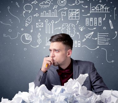 İşadamı buruşuk kağıt arkasında