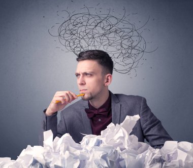 İşadamı buruşuk kağıt üzerinde