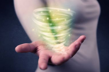 Kadın holding yeşil kasırga