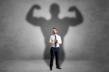 Arkasından kas gölge ile işadamı