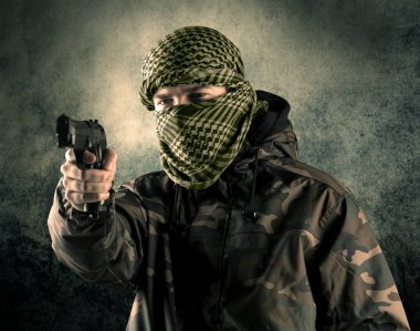 Eski adam Maskeli silahlı askerlerle portresi