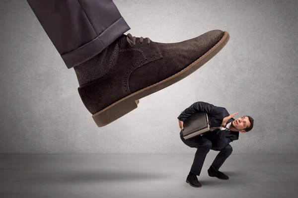 Mitarbeiter haben Angst vor dem großen Chef-Fuß — Stockfoto