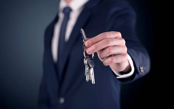 Młody mężczyzna dłoni na klucze — Zdjęcie stockowe