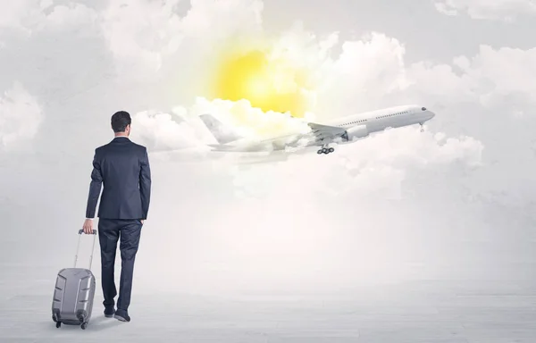 Empresário com bagagem caminhando para o avião — Fotografia de Stock