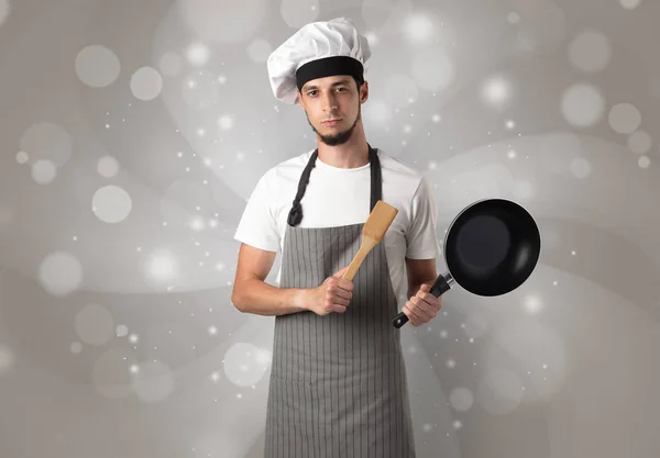 Cozinheiro masculino com papel de parede cinza brilhante — Fotografia de Stock