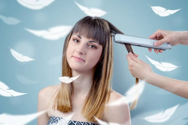 Mulher bonita no salão com conceito etéreo — Fotografia de Stock