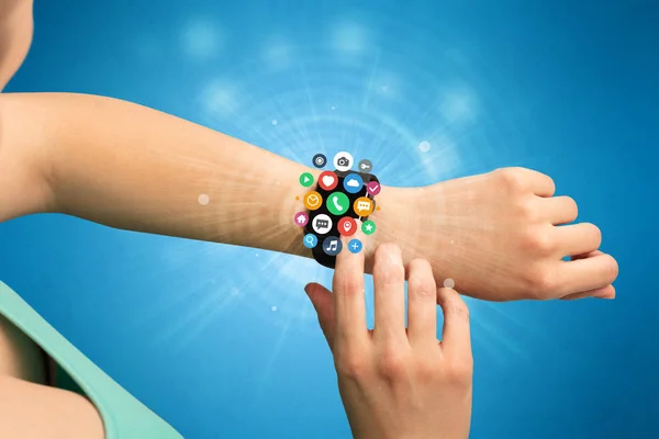 Smartwatch com ícones de aplicação . — Fotografia de Stock