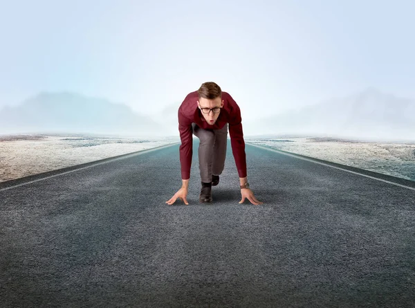 Businessman kneeling in ready position — Stock Photo, Image