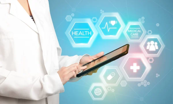 Female Doctor Tablet — Stock Photo, Image