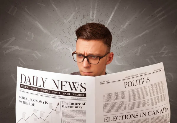 Empresário lendo jornal — Fotografia de Stock