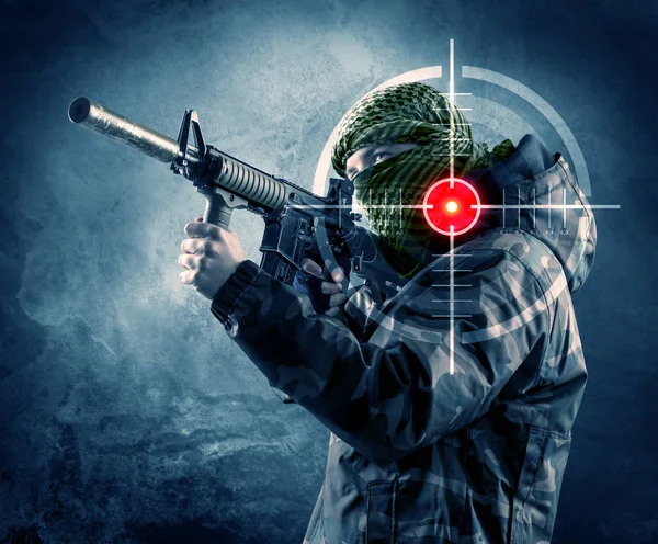 Maskerade terrorist man med pistol och laser target på hans kropp — Stockfoto