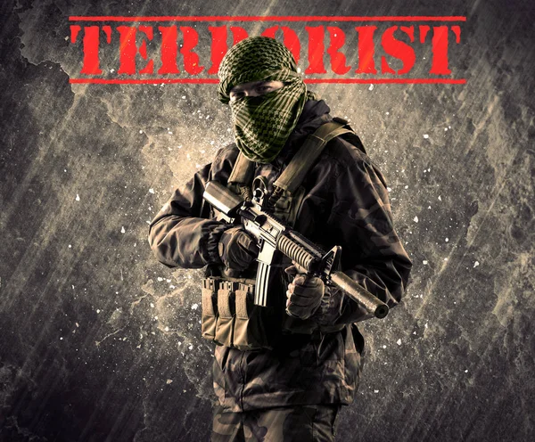 テロリスト汚れた bac サインオンで危険な仮面と武装した男 — ストック写真