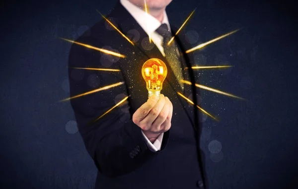 Business person som innehar en elektrisk lampa — Stockfoto