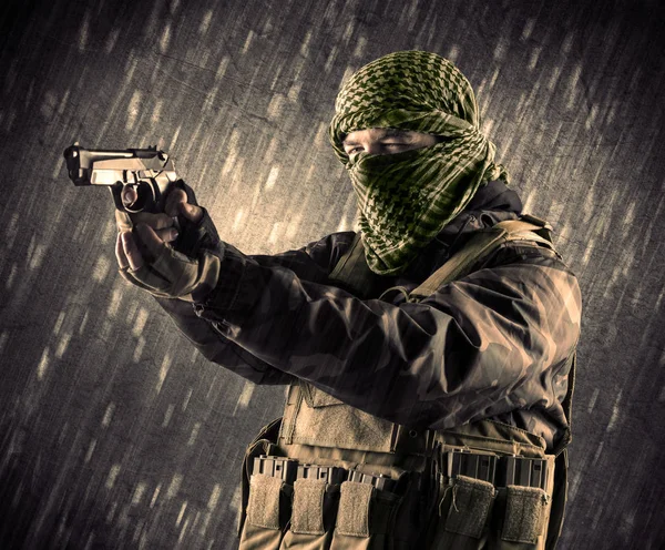 戴着面具在多雨的背景上全副武装的恐怖分子男子 — 图库照片