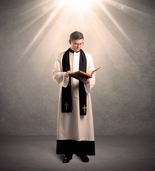 Joven sacerdote en dar su bendición —  Fotos de Stock