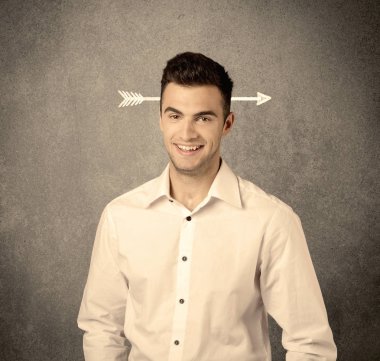 Kafasına bir ok ile genç pazarlamacı