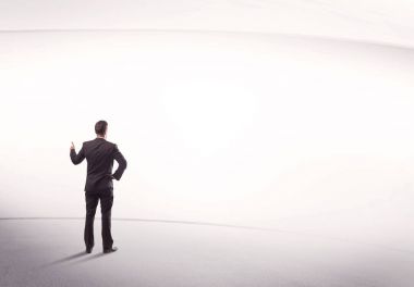 Çantası yerinde duran bir iş adamı.