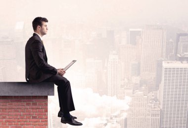 Şehirde çatıda oturan ofis çalışanı