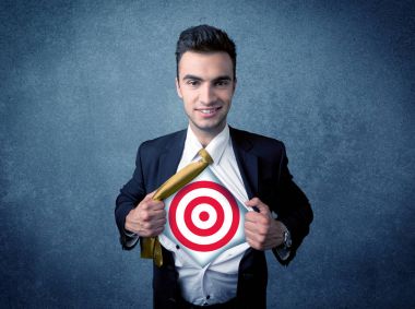 İş adamı göğsünde hedef işareti olan gömleğini yırtıyor.