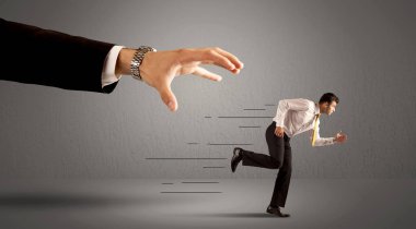 İş adamı büyük bir elden kaçıyor.