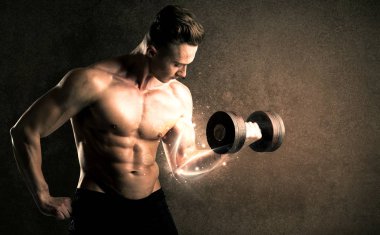 Vücut geliştirici enerji dolu beyaz çizgiler konseptiyle ağırlık kaldırıyor