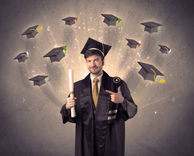 Birçok uçan şapkayla üniversite mezunu.