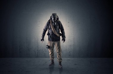 Ajan silah ile karanlık bir alanda