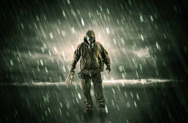 Terörist elinde silah ile bir odada