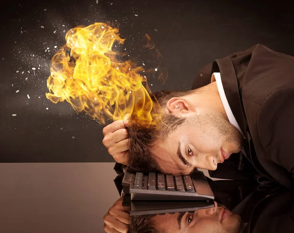 La tête d'un homme d'affaires stressé brûle — Photo