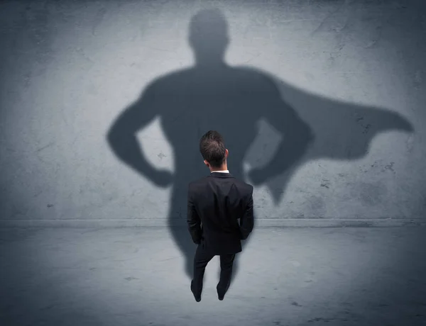 Uomo d'affari di successo con ombra di supereroe — Foto Stock