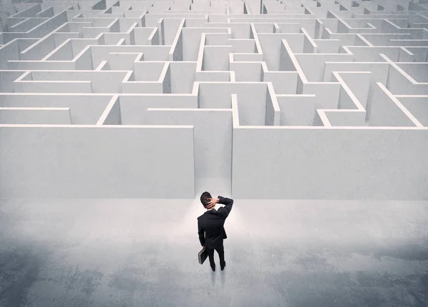 Försäljningsperson stående vid labyrinten — Stockfoto