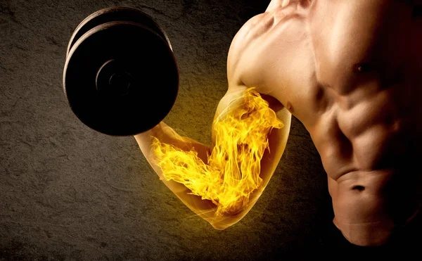 Bodybuilder muscolare sollevamento pesi con concetto bicipiti fiammeggianti — Foto Stock