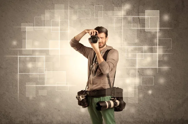 Mannelijke holdig professionele camera met lens — Stockfoto